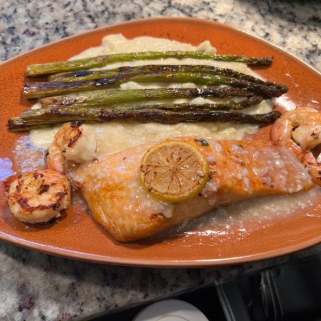 Salmon Y Camarones a La Plancha.